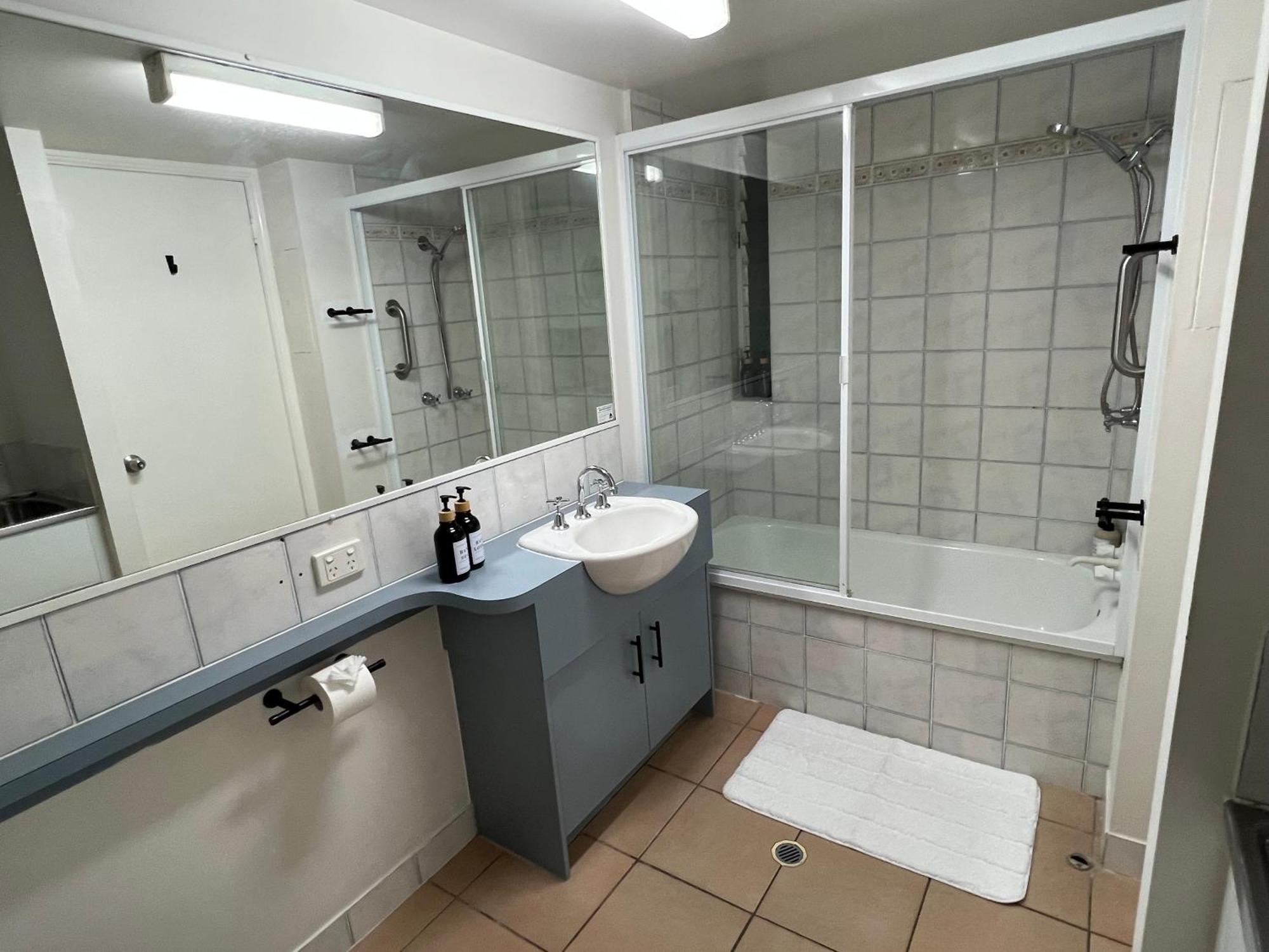 Side Escape Apartment *